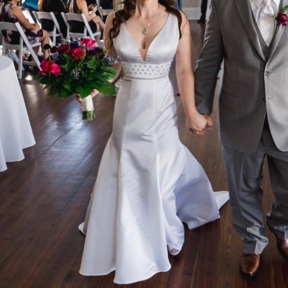 Beautiful mermaid/trumpet wedding dress. Size 8 - Picture 7 of 7